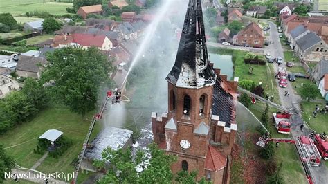 Strażacy gaszą pożar kościoła w Lutolu Suchym z drabin i wysięgników
