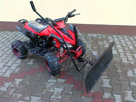Quad Mercury z pługiem śnieżnym i piaskarką, gotowy do akcji zimowej