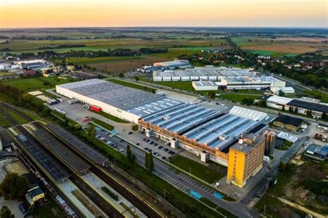 płonąca hala fabryki Profim w nocy, widoczne płomienie i dym