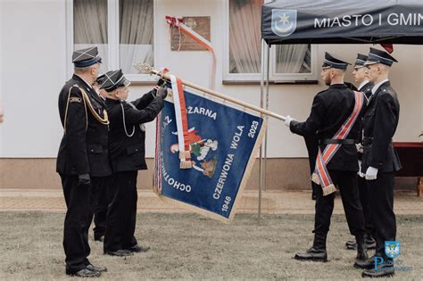 zdjęcie współczesnego sztandaru OSP z pocztem sztandarowym