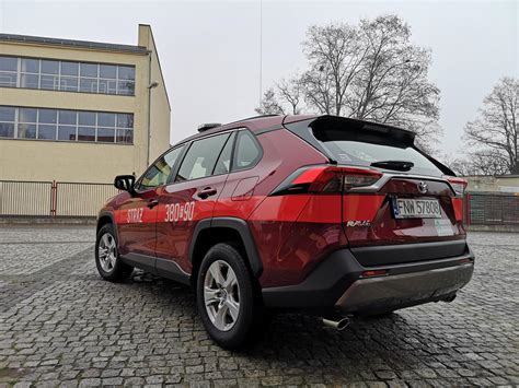 Lekki samochód specjalny Toyota RAV4 2.5 Hybrid z oznakowaniem OSP