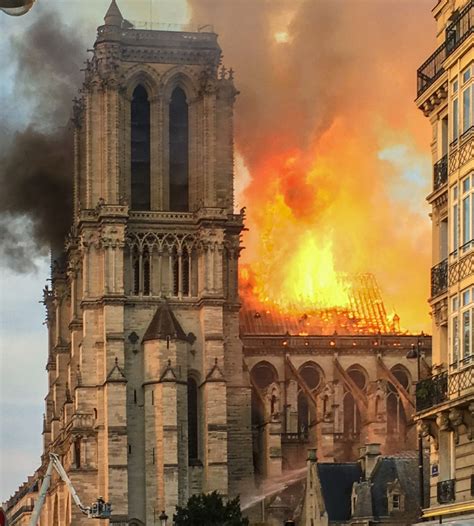 Płonąca iglica i dach katedry Notre-Dame de Paris
