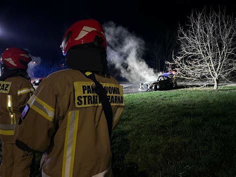 Policjanci i strażacy na miejscu akcji ratunkowej po pożarze