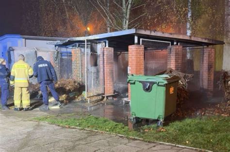 Pożar czterech samochodów osobowych i altany śmietnikowej na warszawskim Gocławiu