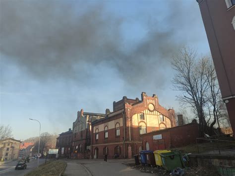 Widok na gęste kłęby dymu unoszące się nad zakładami chemicznymi w Kędzierzynie-Koźlu po incydencie.