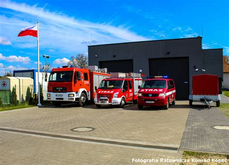 zdjęcie nowego samochodu Mercedes Sprinter-Max przed remizą OSP Plewiska