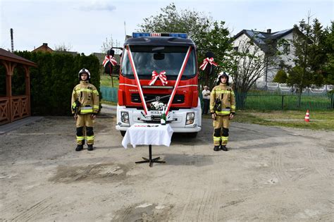 zdjęcie uroczystego przekazania samochodu Volvo dla OSP Komorniki (gm. Mokrsko)