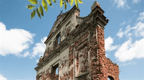Zdjęcie przedstawiające płonącą wieżę kościoła św. Wojciecha