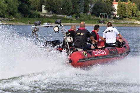 Wspólny patrol policjantów i strażaków nad akwenem wodnym