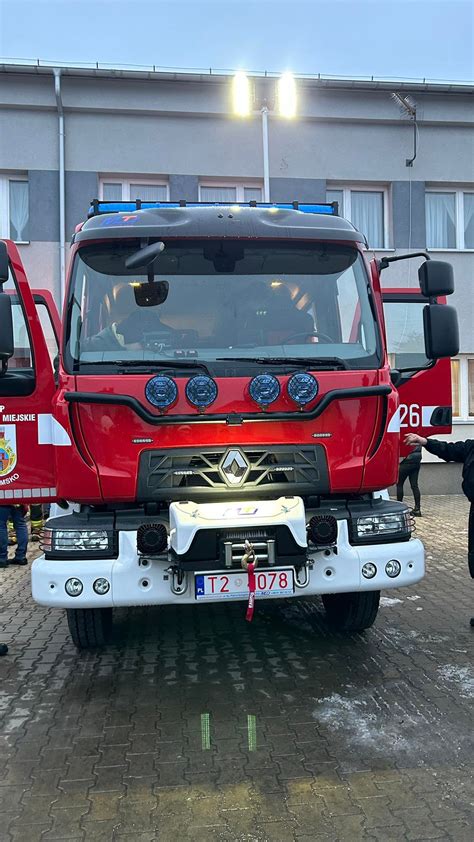 Zdjęcie nowego sprzętu pożarniczego i wyposażenia osobistego strażaków