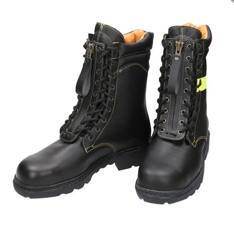 Zdjęcie pary butów strażackich koszarowych Protektor WZ 982, podkreślające ich estetykę i solidność.