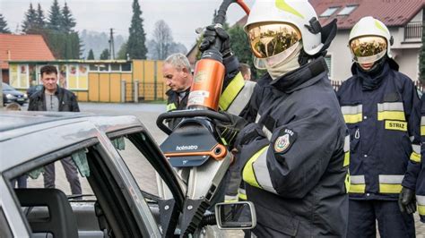 Ćwiczenia strażaków OSP z nowym sprzętem medycznym