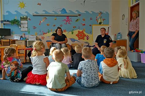 Zdjęcie przedszkolaków podczas edukacyjnych warsztatów z pielęgniarką