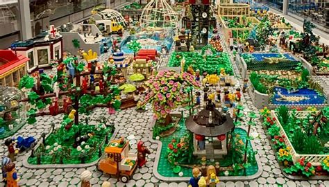 Schemat przedstawiający budowę bransolety z odczepianych klocków LEGO