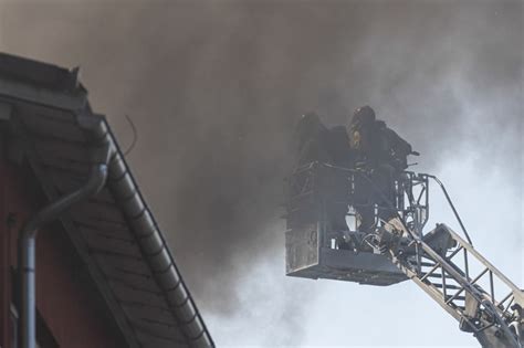 Zdjęcie płonącego dachu masarni lub akcji gaśniczej