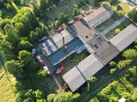 Zdjęcie uszkodzonego kurnika lub akcji ewakuacji zwierząt