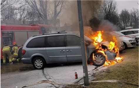 samochód w płomieniach na parkingu osiedlowym