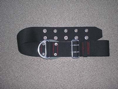 Ilustracja przedstawiająca nowoczesny pas strażacki z możliwością rozbudowy i adaptacji do różnych zadań ratowniczych.