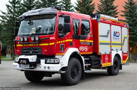 The Renault D15 4x4 fire truck delivered to OSP Rożnowice, parked in front of the fire station