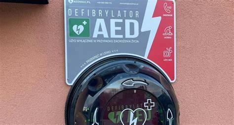 Zdjęcie przedstawiające strażaków OSP z defibrylatorem AED