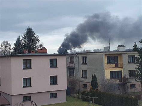 Widok na kłęby dymu unoszące się nad płonącym hotelem w Nałęczowie