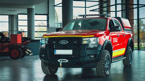 Ford Ranger w strażackiej wersji z podwójną kabiną i specjalistycznym wyposażeniem.