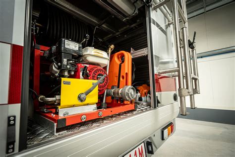 Szczegóły wyposażenia strażackiego Forda Rangera: maszt LED, kontener ze sprzętem.