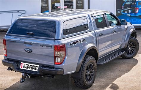 Ford Ranger Raptor z zamontowanym hardtopem i agregatem wodno-pianowym.