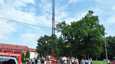 Historyczne zdjęcie strażaków OSP przy pierwszej remizie