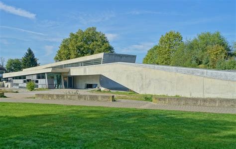 Zewnętrzny widok remizy straży pożarnej Vitra w Weil am Rhein, zaprojektowanej przez Zahę Hadid, z ostrymi kątami i betonową fasadą.