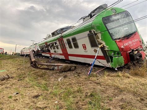 zderzenie pociągu z ciężarówką na przejeździe kolejowym, dym z płonącej ciężarówki