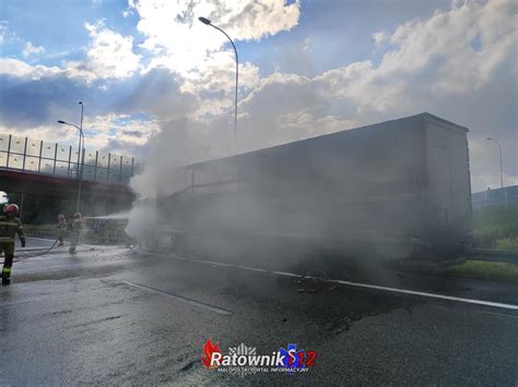 płonąca naczepa ciężarówki na autostradzie, akcja straży pożarnej