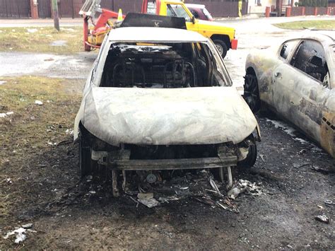 spalone samochody ciężarowe na parkingu