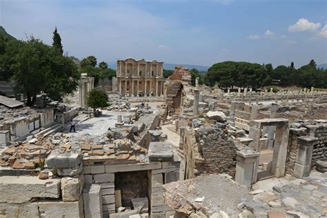fragmenty świątyni Artemidy znalezione podczas wykopalisk