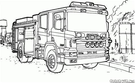 Kolorowanka przedstawiająca szczegółowy wóz strażacki marki Scania