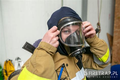 Plakat instruktażowy pokazujący prawidłowe zakładanie maski pełnotwarzowej.