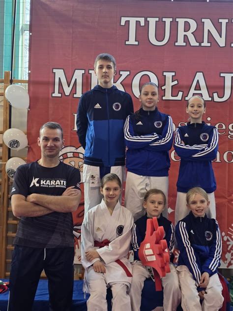 Zdjęcie grupowe mażoretek kadetek z medalami