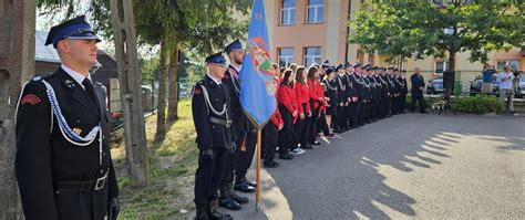 Grupa strażaków i gości podczas uroczystości pod Domem Strażaka