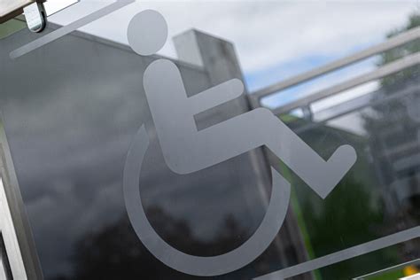 Piktogramy dostępności dla osób z niepełnosprawnościami i oznaczenia Braille'a