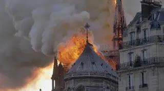 Zdjęcie iglicy Notre-Dame spadającej podczas pożaru
