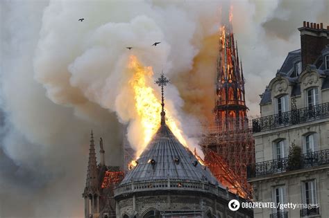 Widok z drona na zniszczony dach Notre-Dame po pożarze