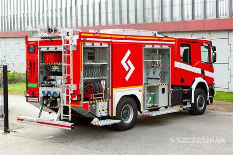 Zdjęcie współczesnego ciężkiego samochodu ratowniczo-gaśniczego na podwoziu Scania P450 XT