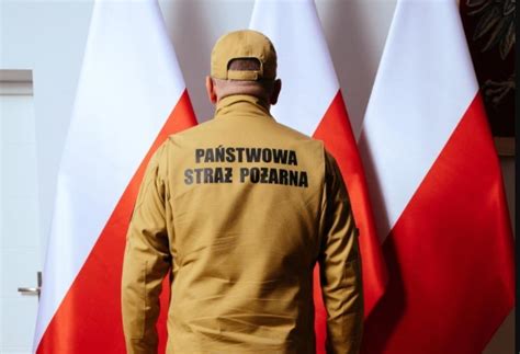 infografika prezentująca ewolucję umundurowania strażackiego w PSP od starszych wzorów do nowego umundurowania służbowego wz. 2010