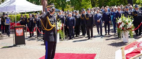 zdjęcie strażaków w umundurowaniu galowym (męskim i damskim) podczas oficjalnej uroczystości