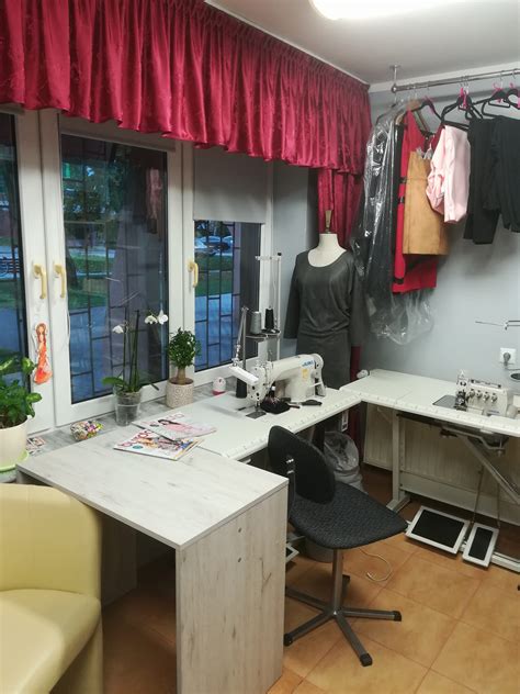 Pracownia krawiecka z przykładami przygotowywanych mundurów strażackich na miarę