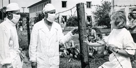 zdjęcie z czasów epidemii ospy we Wrocławiu w 1963 roku, np. izolatka