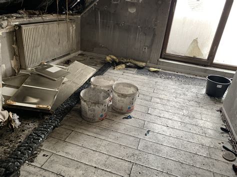 Zniszczone wnętrze mieszkania po pożarze w bloku