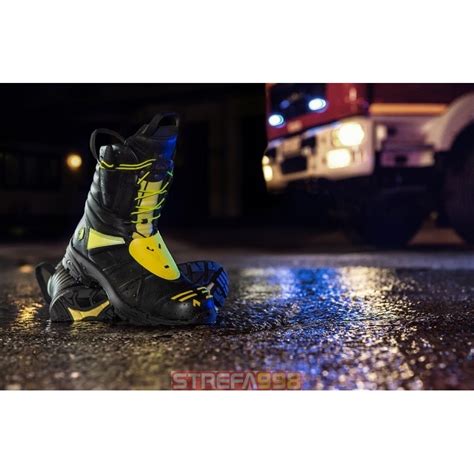 Zdjęcie przedstawiające różne modele butów strażackich Haix