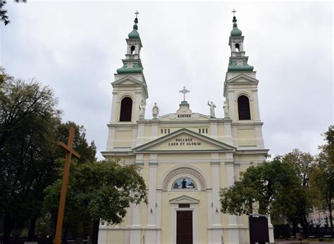 Fotografia Kościoła św. Antoniego w Ostrołęce po odbudowie, prezentująca jego obecny wygląd i barokową architekturę