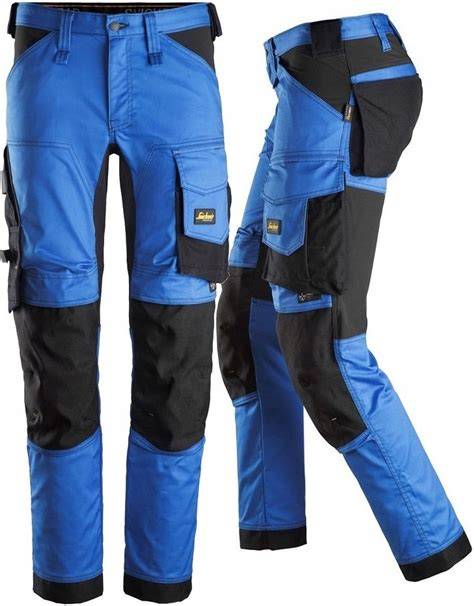 Zdjęcie zbliżenia na wzmocnienia Cordura i elastyczne panele w spodniach ochronnych